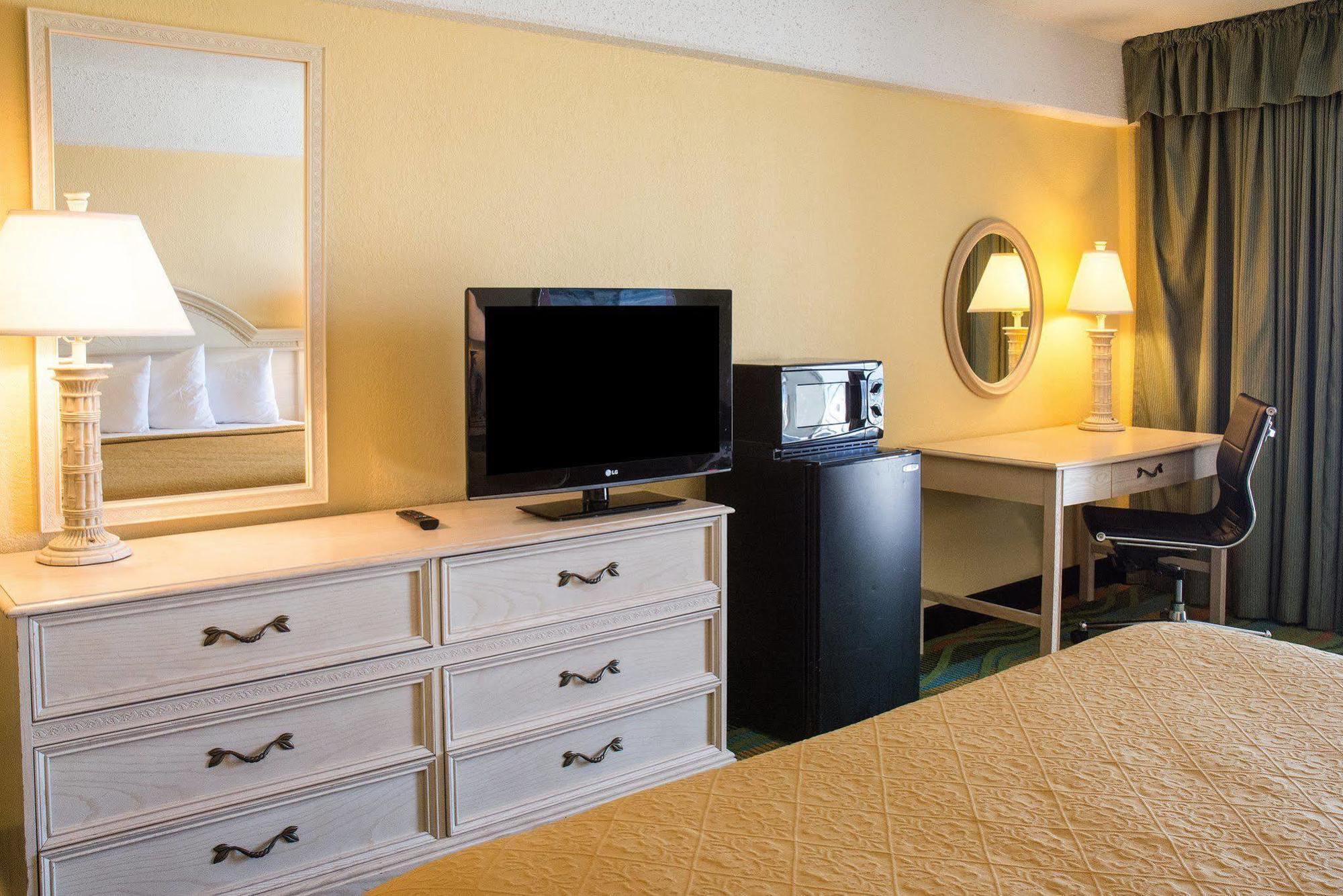 Hotel Boardwalk 705 Вирджиния-Бич Экстерьер фото